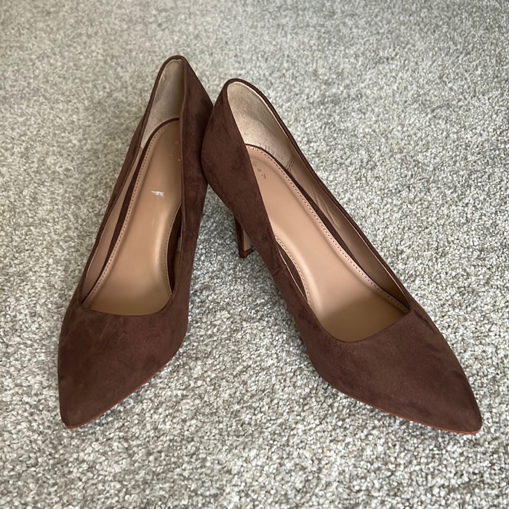 A brown suede heels. Never worn. 3.5” heel.